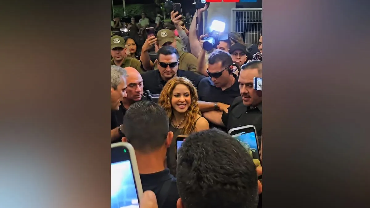 Shakira sorprende a sus fans con un mini concierto tras reprogramar sus shows en Chile.