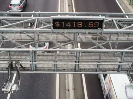 Parlamentarios chilenos con deudas millonarias de TAG: ¿quiénes son?