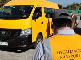 Consejos para elegir transporte escolar seguro y verificar antecedentes de conductores.