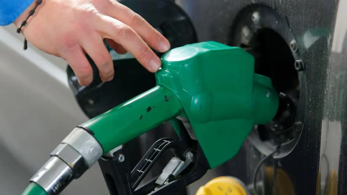 La bencina de 93 octanos caerá por tercera vez consecutiva. ¿Cuánto descenderá?