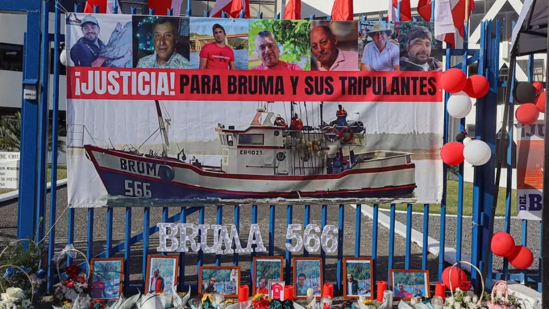 Estructura de madera y objetos personales hallados en la lancha Bruma.