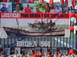 Estructura de madera y objetos personales hallados en la lancha Bruma.