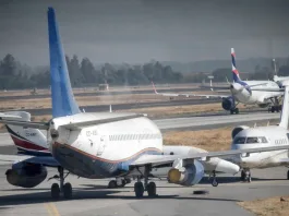 El Aeropuerto de Santiago vuelve a operar tras la emergencia por aves en la pista.