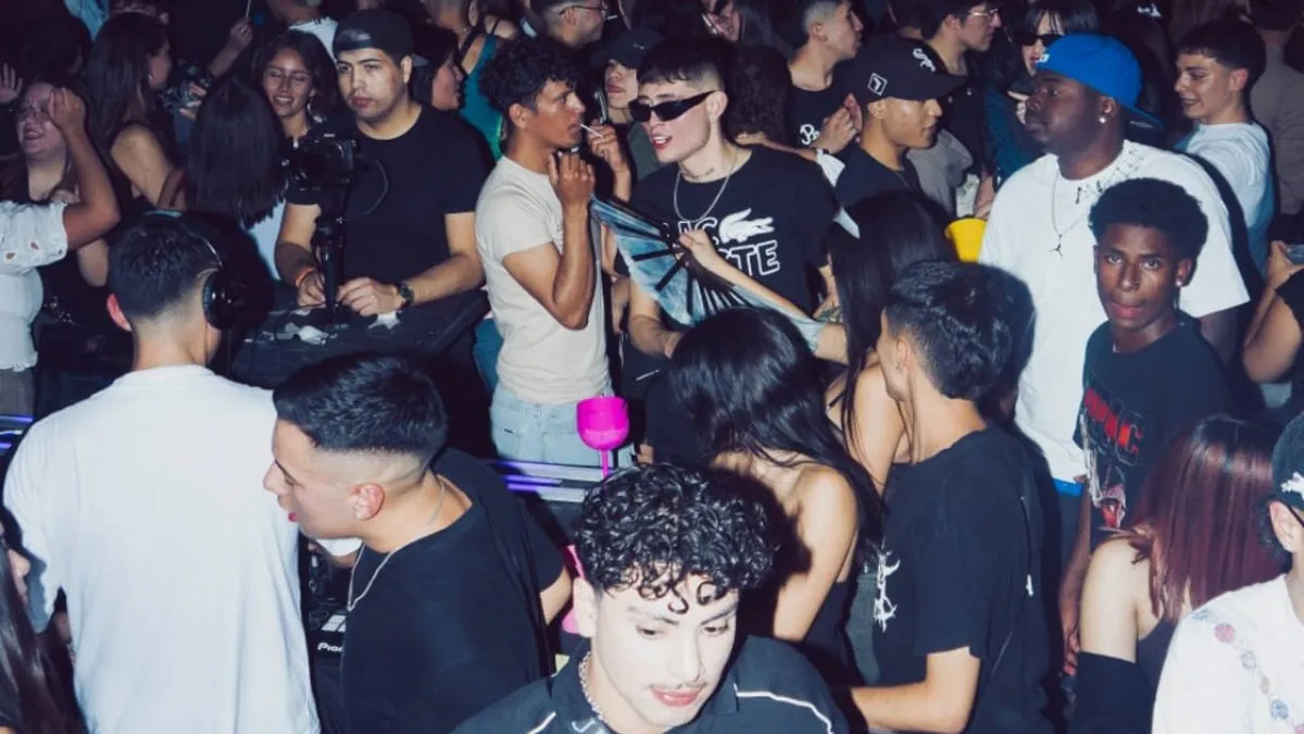 Eladio Carrión celebra el lanzamiento de "DON KBRN" en una fiesta inolvidable.