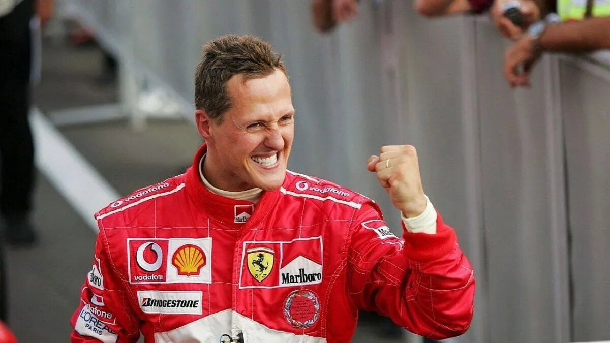 Michael Schumacher reaparece con una firma que simboliza su legado y fortaleza.