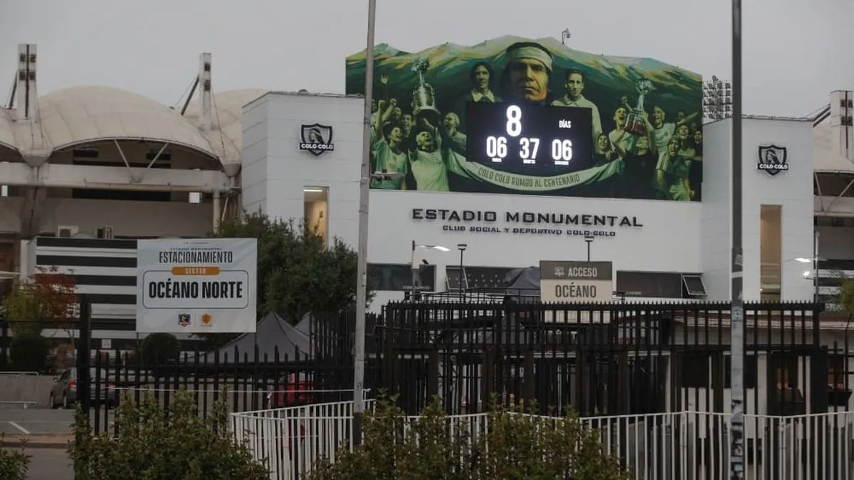 PDI se reúne con jefe de seguridad de Colo Colo en el Estadio Monumental. PDI se reúne con jefe de seguridad de Colo Colo en el Estadio Monumental.