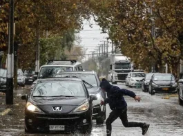 Preparativos en Santiago ante el primer temporal de lluvia de abril.