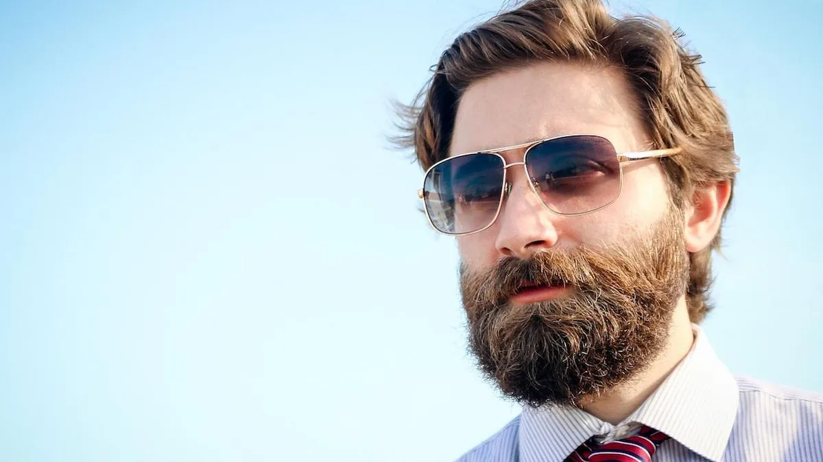 Expertos advierten sobre los peligros de los trasplantes de barba.