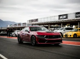 El modelo cuenta con motor V8 de 500 HP, transmisión automática y tecnologías de alto rendimiento.