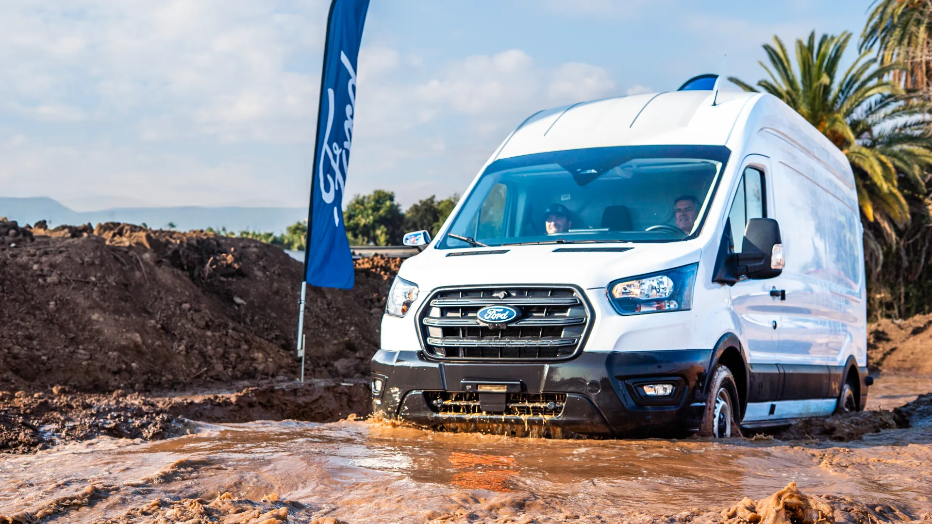 Clientes probaron en terreno la capacidad de Ford Transit AWD en circuitos off-road.