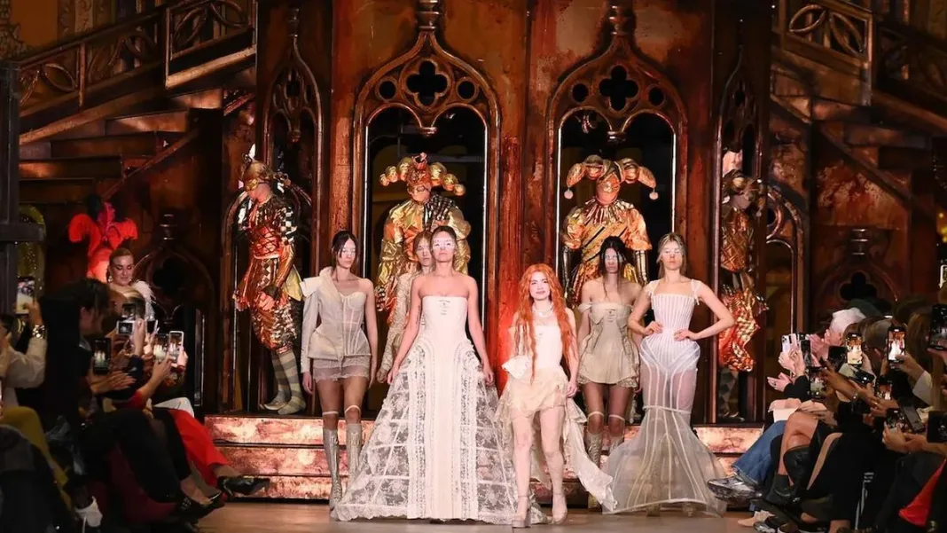 Un vistazo a los hitos de la moda argentina: vestidos etéreos y transparencias. Un vistazo a los hitos de la moda argentina: vestidos etéreos y transparencias.