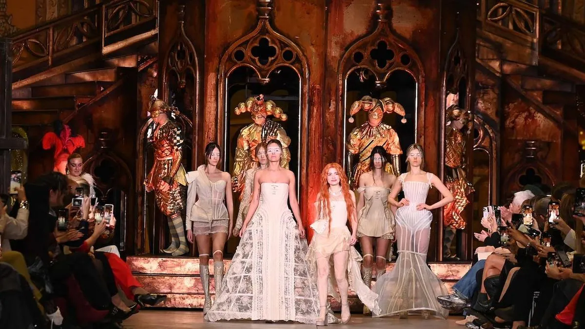 Un vistazo a los hitos de la moda argentina: vestidos etéreos y transparencias.