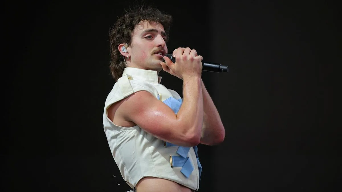 Benson Boone sorprende con su emotiva versión de "When We Were Young" de Adele.