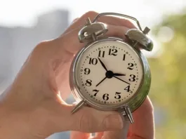 ¿Se adelantan o atrasan los relojes? Cambio de hora inminente en Chile.