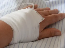 Indemnización millonaria tras infarto y despido injustificado.