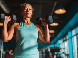 Descubre cómo el levantamiento de pesas fortalece tus huesos y mejora tu salud.