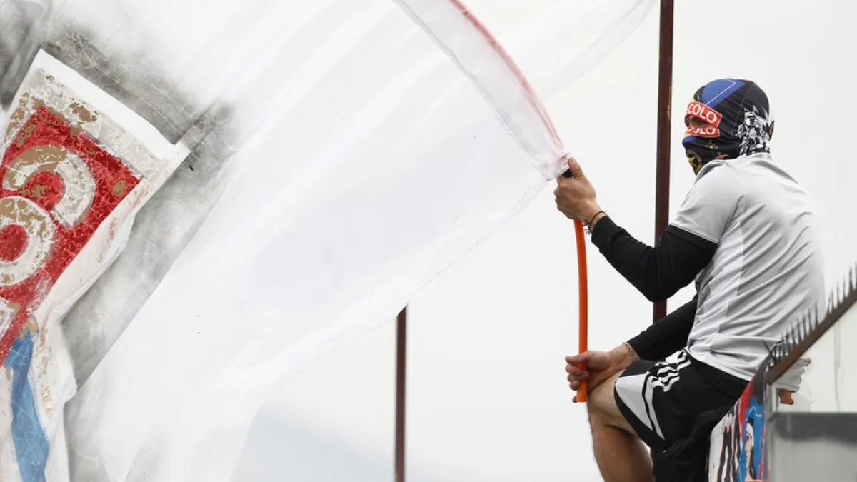 Tragedia en el Monumental: hincha de Colo Colo fallece tras caer del techo. Tragedia en el Monumental: hincha de Colo Colo fallece tras caer del techo.