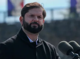 Boric alerta sobre el riesgo a la democracia en EE.UU. tras demandas de Trump a museos.