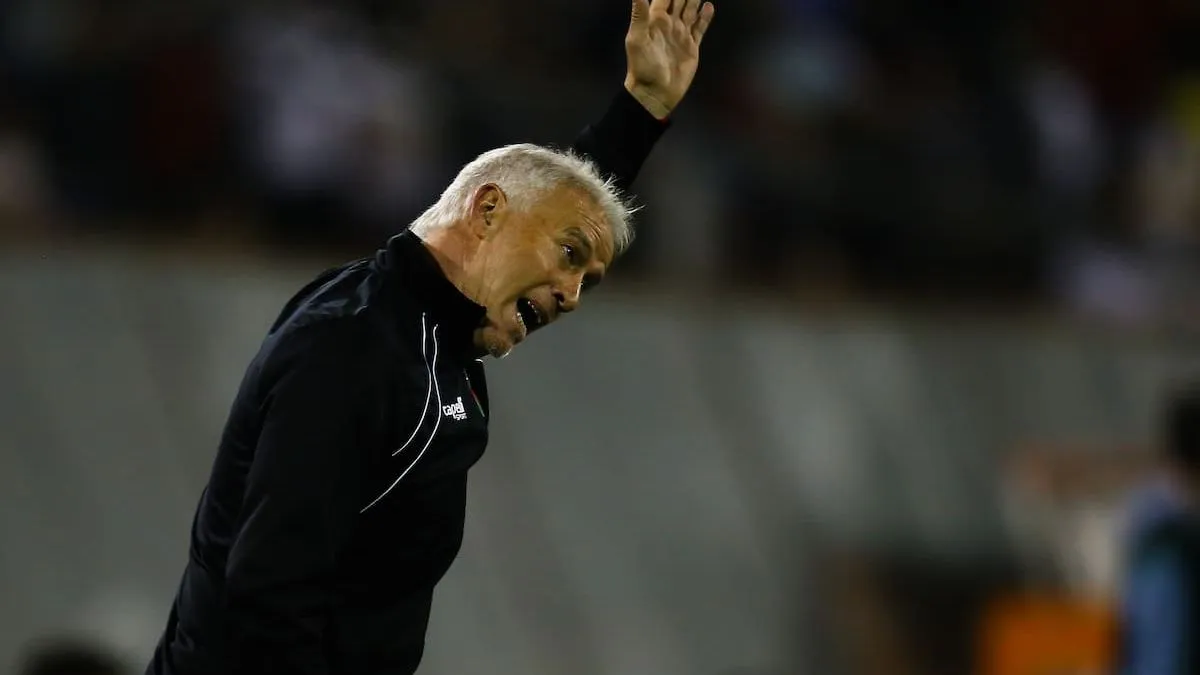 Un nuevo cambio en el fútbol chileno: entrenador cesado tras solo seis partidos. Un nuevo cambio en el fútbol chileno: entrenador cesado tras solo seis partidos.