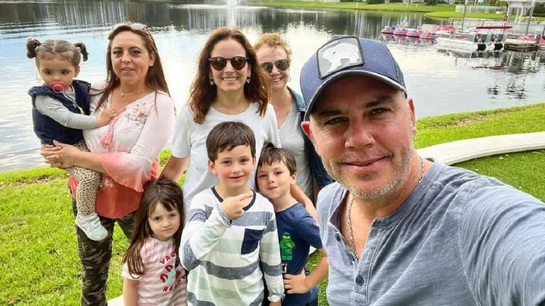 José Miguel Viñuela celebra el sorprendente parecido de su hijo con él. José Miguel Viñuela celebra el sorprendente parecido de su hijo con él.