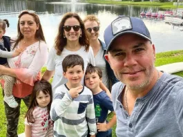 José Miguel Viñuela celebra el sorprendente parecido de su hijo con él.