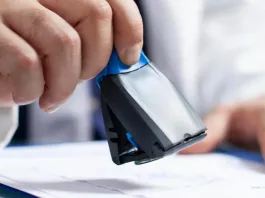 Mujer denuncia a isapre por rechazar licencias por su rol como madre cuidadora.