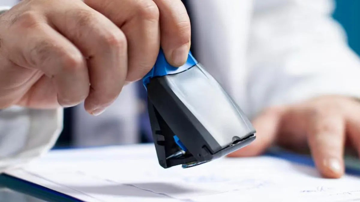 Mujer denuncia a isapre por rechazar licencias por su rol como madre cuidadora. Mujer denuncia a isapre por rechazar licencias por su rol como madre cuidadora.