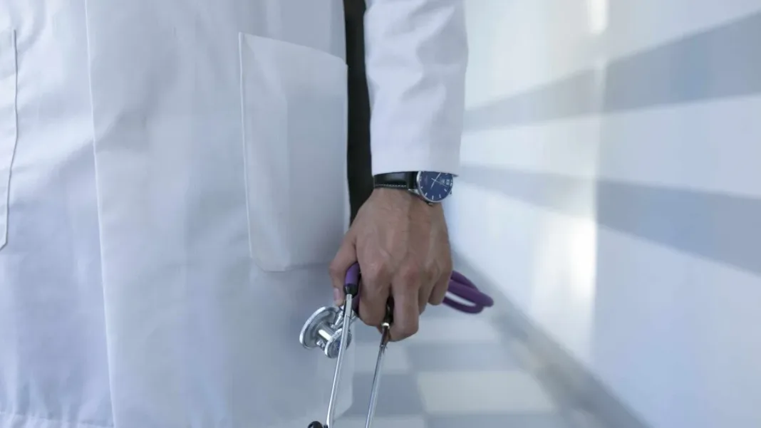 Médico condenado a indemnizar a paciente con 80% de discapacidad tras cirugía fallida.