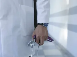 Médico condenado a indemnizar a paciente con 80% de discapacidad tras cirugía fallida.