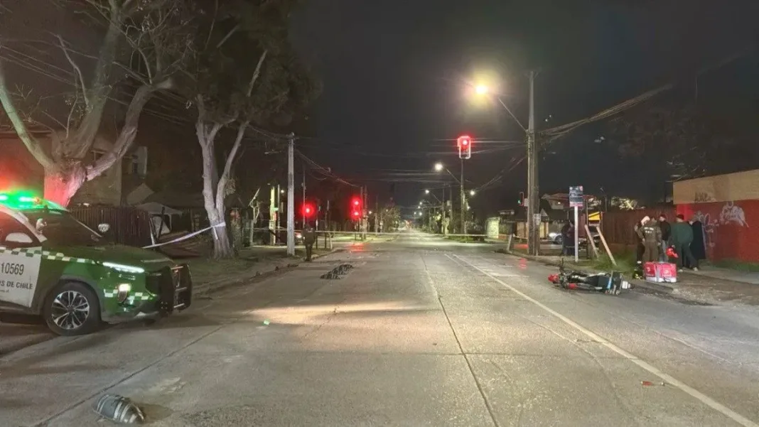 Trágico accidente en Maipú: motociclista fallece tras choque con auto que cruzó en rojo. Trágico accidente en Maipú: motociclista fallece tras choque con auto que cruzó en rojo.