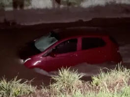 Conductora ebria cae al canal San Carlos en La Florida mientras aprendía a manejar.