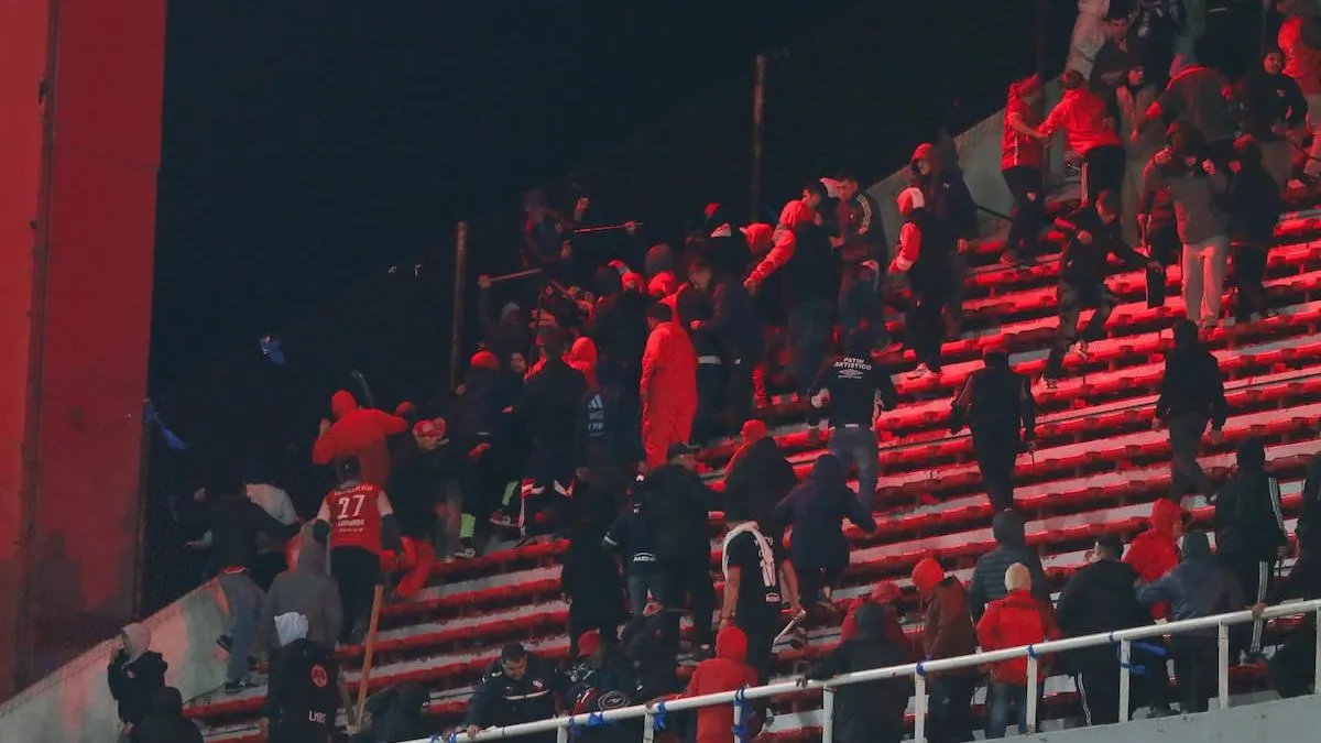 El presidente de Independiente critica a los barristas: "Esa gente nos jodió".