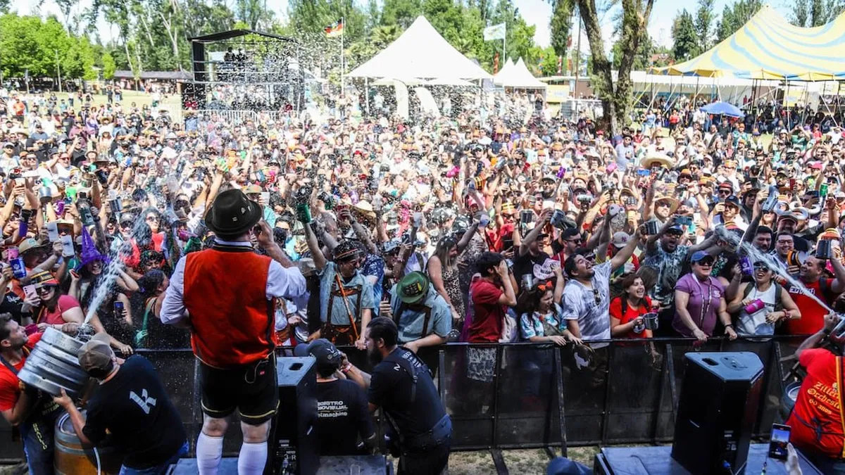 Oktoberfest Chile celebra 20 años con Chico Trujillo y grandes artistas en el evento.