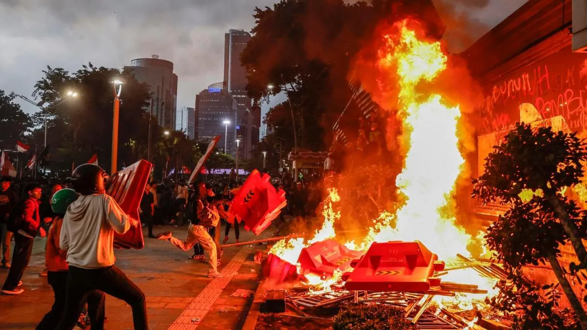 Protestas en Indonesia llevan a la revocación de privilegios a diputados.