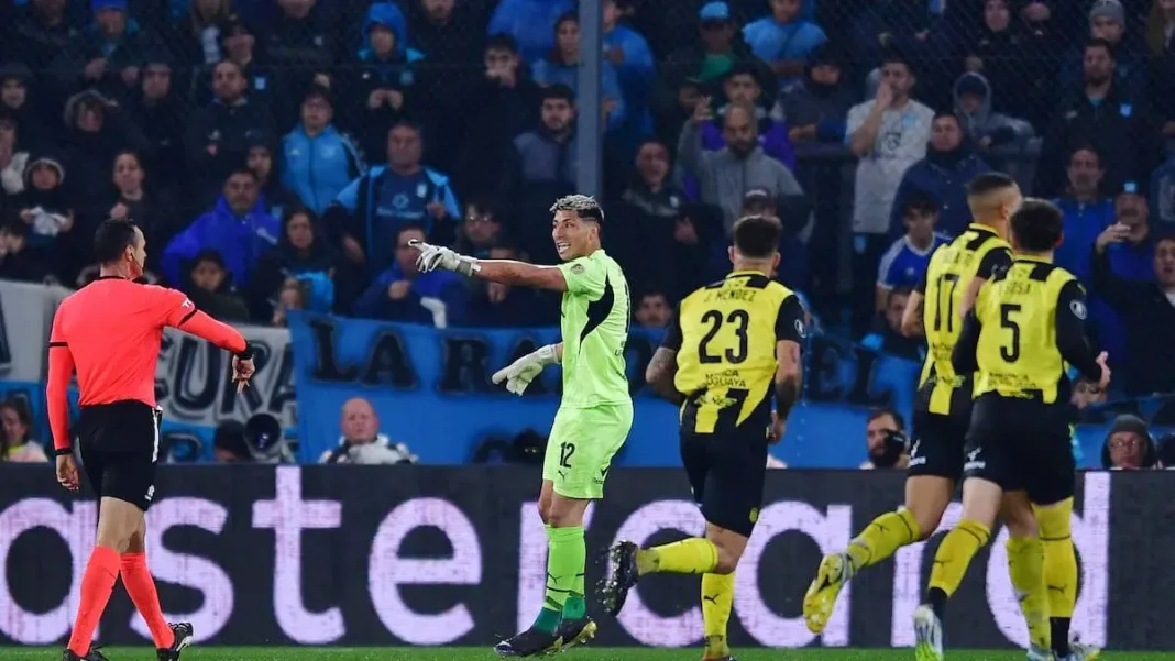 Brayan Cortés brilla con un tapadón crucial ante Racing en la Copa Libertadores.