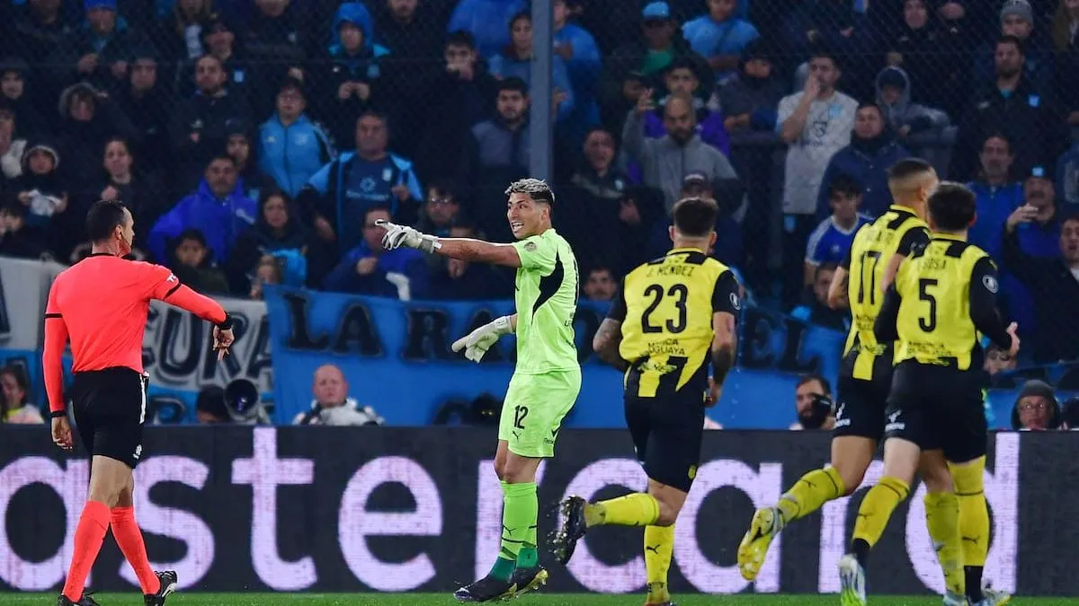 Brayan Cortés brilla con un tapadón crucial ante Racing en la Copa Libertadores.