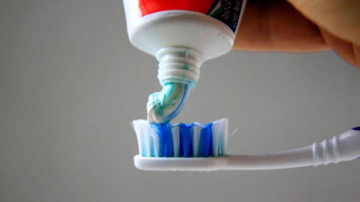 Sernac advierte sobre pasta dental con posibles efectos adversos para la salud.