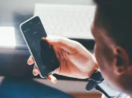 Descubre cómo limpiar tu celular y proteger tu salud de gérmenes.