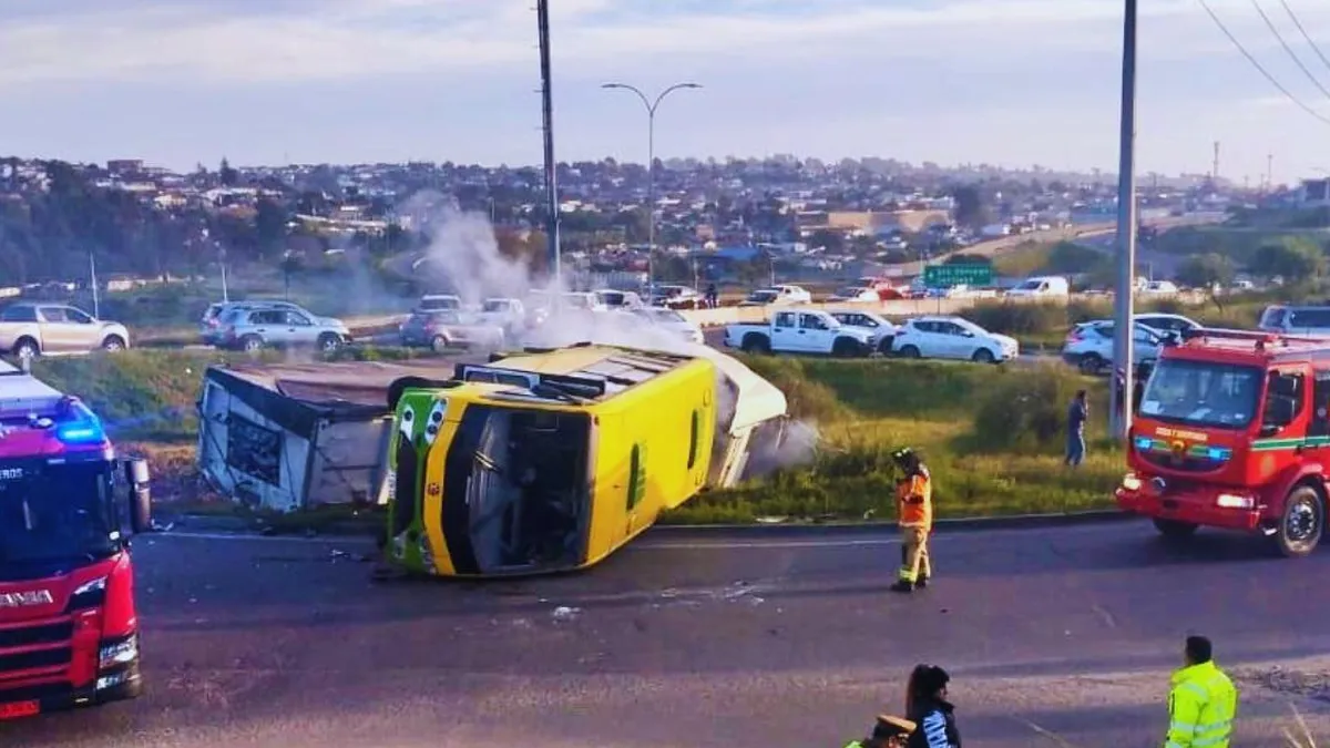 Tres heridos en accidente de alto tonelaje en San Antonio; ramal de salida cerrado.