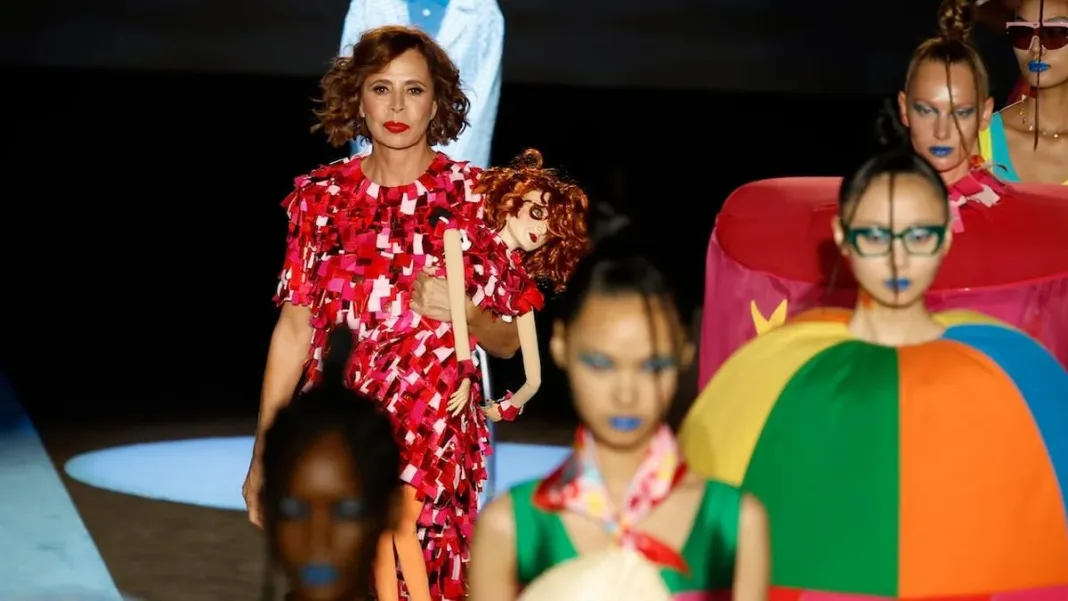 Agatha Ruiz de la Prada deslumbra en Madrid con su innovadora colección AI.