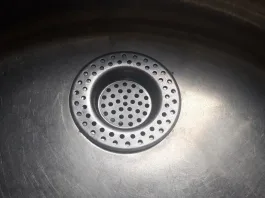 ¿Es seguro tirar agua caliente por el lavaplatos? Descubre los riesgos ocultos.