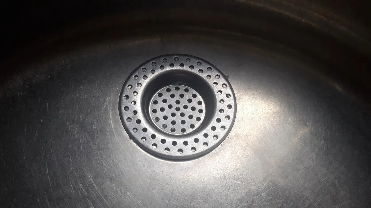 ¿Es seguro tirar agua caliente por el lavaplatos? Descubre los riesgos ocultos. ¿Es seguro tirar agua caliente por el lavaplatos? Descubre los riesgos ocultos.