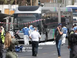 Cinco muertos en ataque a tiros en Jerusalén; los atacantes fueron abatidos.