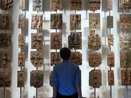 La historiadora francesa desafía al Louvre sobre la restitución de arte africano.
