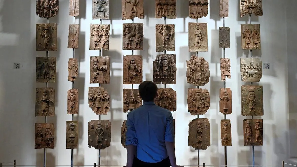 La historiadora francesa desafía al Louvre sobre la restitución de arte africano. La historiadora francesa desafía al Louvre sobre la restitución de arte africano.