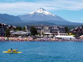 Pucón exige claridad en alertas sobre el volcán Villarrica ante posibles cambios.