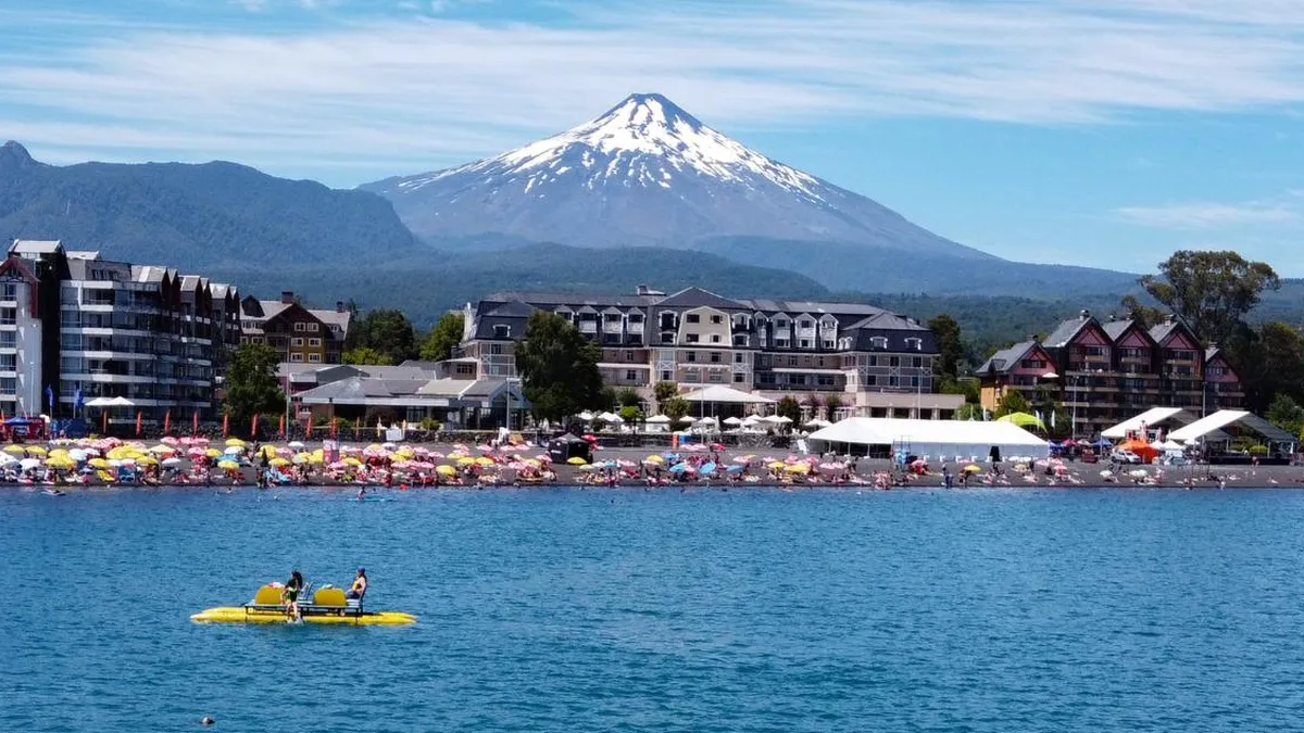 Pucón exige claridad en alertas sobre el volcán Villarrica ante posibles cambios.