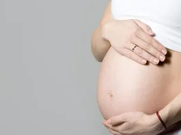 Bolivia prohíbe el matrimonio infantil y protege a los menores de 18 años.