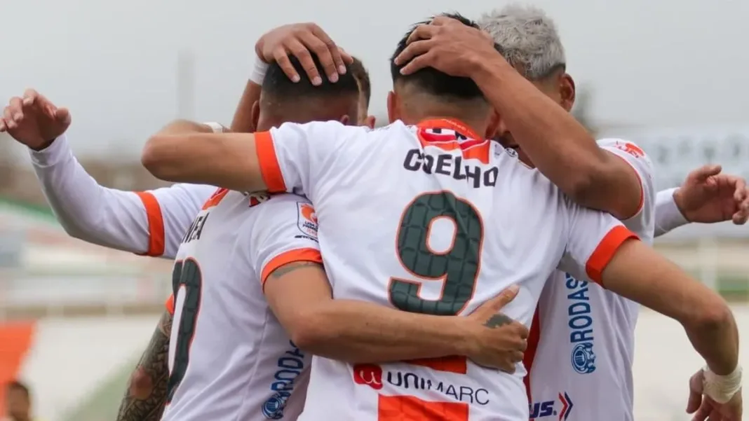 El máximo goleador de Cobresal celebra su impresionante récord en el club.