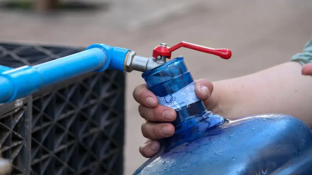 Puntos de abastecimiento para las 6 comunas afectadas por corte de agua en RM. Puntos de abastecimiento para las 6 comunas afectadas por corte de agua en RM.